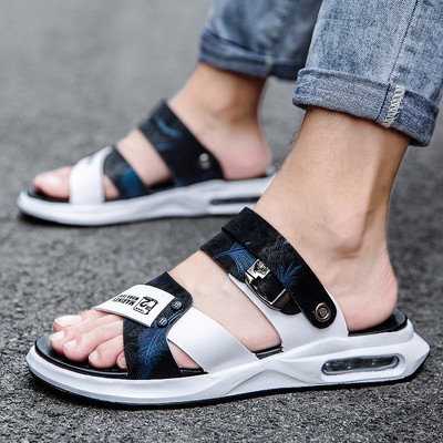 Modernas vīriešu čības ar krāsainu rakstu uz lapām un gaisa kameru