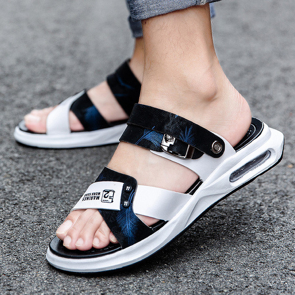 Modernas vīriešu čības ar krāsainu rakstu uz lapām un gaisa kameru