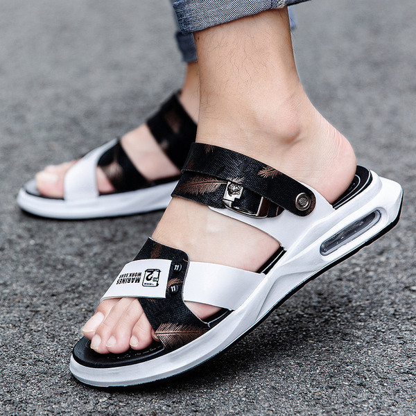 Modernas vīriešu čības ar krāsainu rakstu uz lapām un gaisa kameru