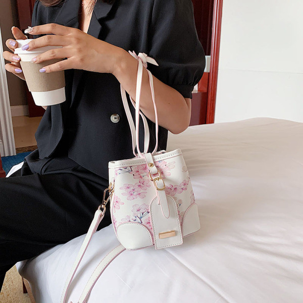 Mini sieviešu soma ar ziedu motīviem un garu rokturi
