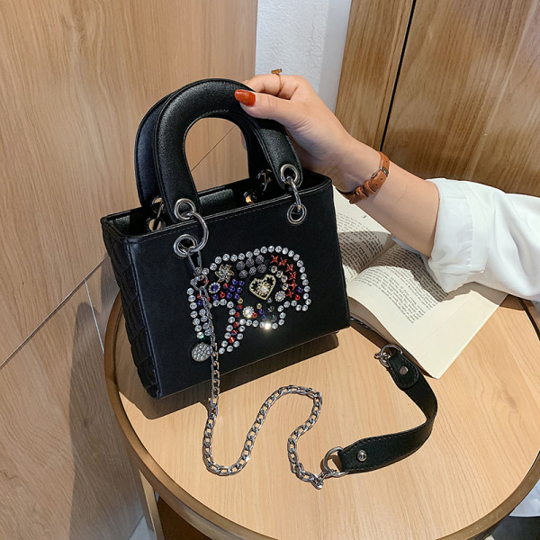 Stílusos női fekete kövekkel díszített táska
