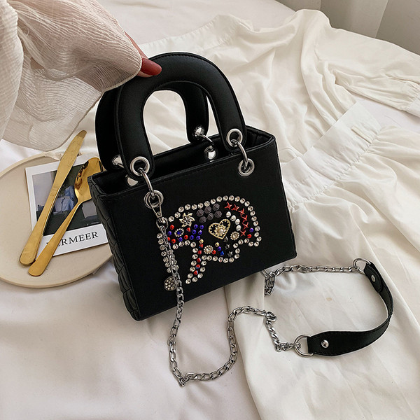 Stílusos női fekete kövekkel díszített táska