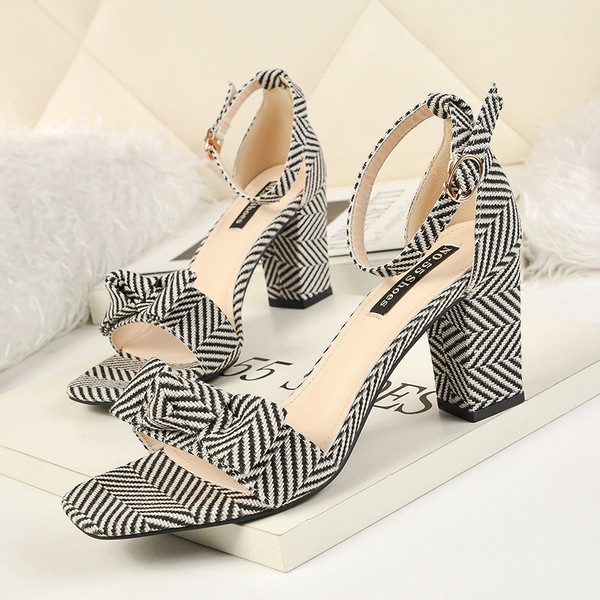 Svītrainas sieviešu sandales ar kvadrātveida papēdi un lenti