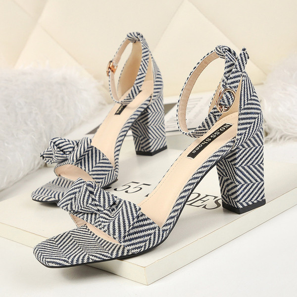 Svītrainas sieviešu sandales ar kvadrātveida papēdi un lenti