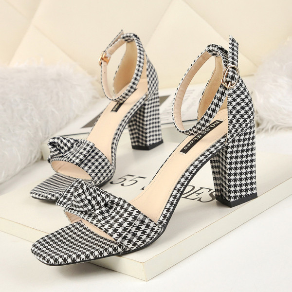 Svītrainas sieviešu sandales ar kvadrātveida papēdi un lenti