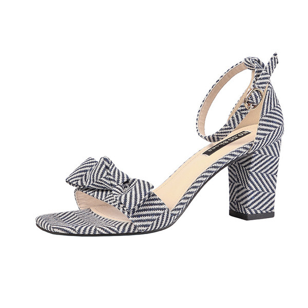 Svītrainas sieviešu sandales ar kvadrātveida papēdi un lenti