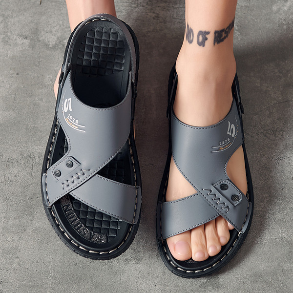 Vīriešu modernas mākslīgās ādas čības ar plakanu zoli un uzrakstu