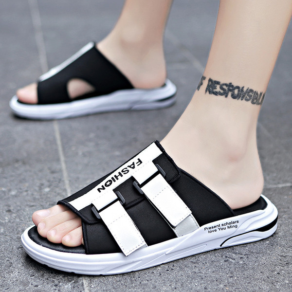 Kleebiste ja kirjaga mugavad meeste sussid