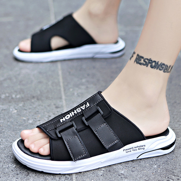 Kleebiste ja kirjaga mugavad meeste sussid