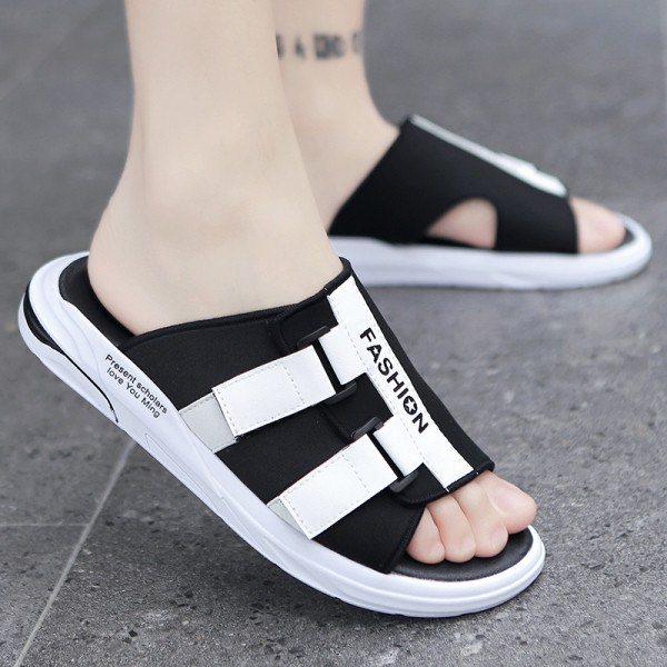 Kleebiste ja kirjaga mugavad meeste sussid