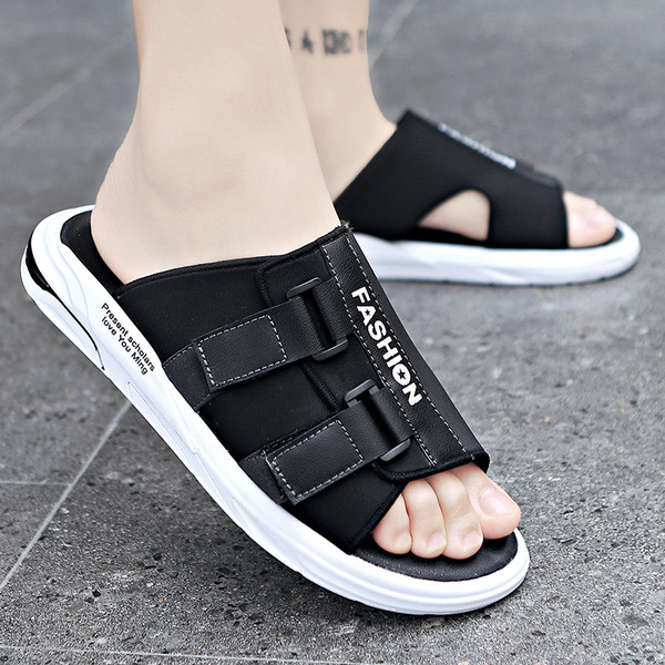 Kleebiste ja kirjaga mugavad meeste sussid