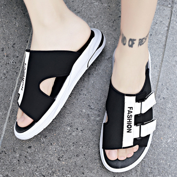 Kleebiste ja kirjaga mugavad meeste sussid