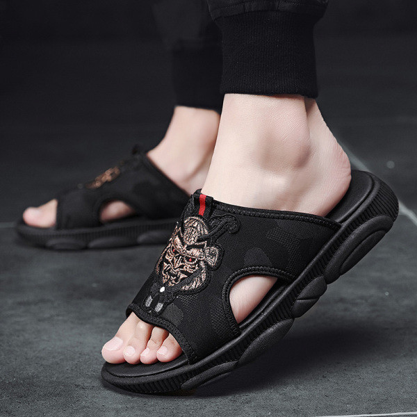 Ikdienas vīriešu čības ar rupju zoli un izšuvumiem