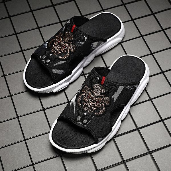 Ikdienas vīriešu čības ar rupju zoli un izšuvumiem