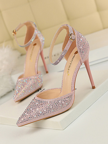 Stílusos női szandál kő elemekkel - hegyes mintával