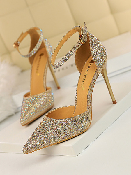 Stílusos női szandál kő elemekkel - hegyes mintával