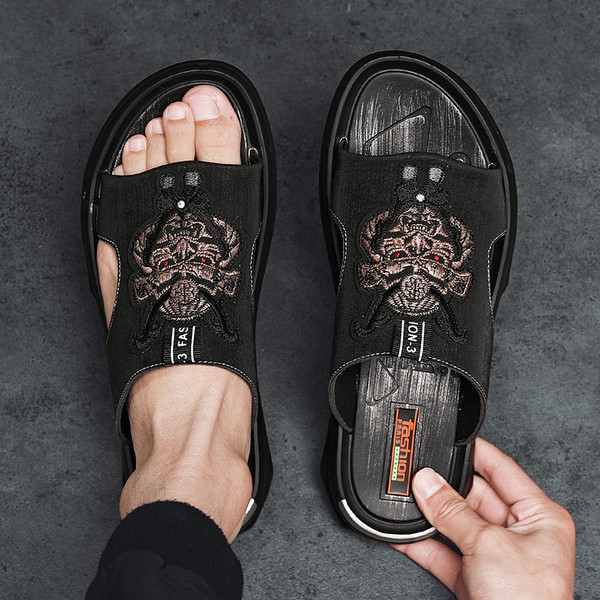 Eko-nahast valmistatud vabaaja meeste sussid tikandiga