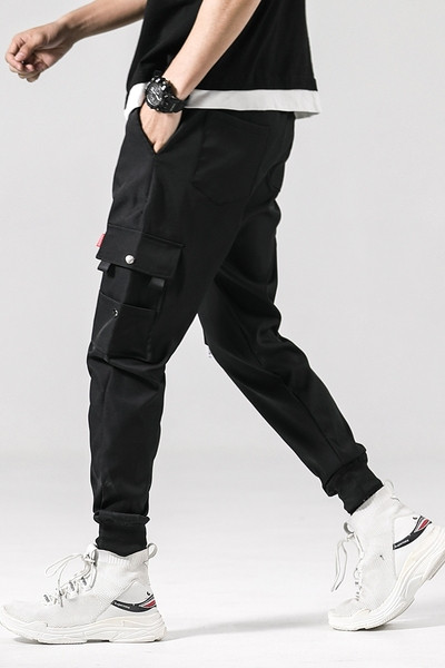 Moodsad lipsude ja taskutega meeste püksid