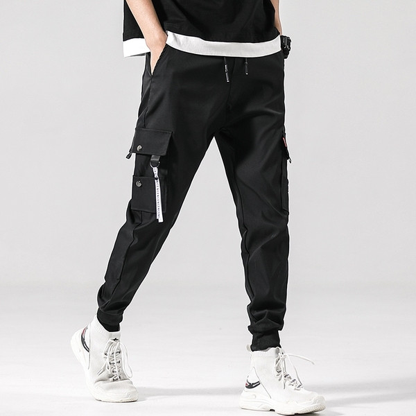 Moodsad lipsude ja taskutega meeste püksid