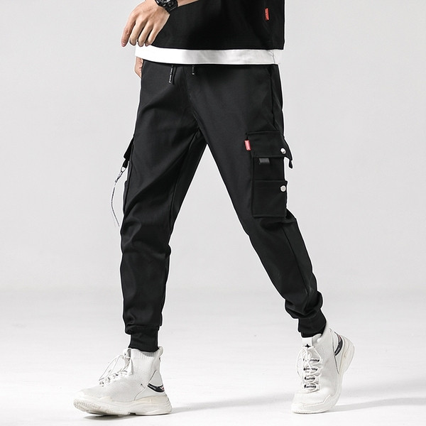 Moodsad lipsude ja taskutega meeste püksid