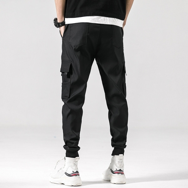 Moodsad lipsude ja taskutega meeste püksid