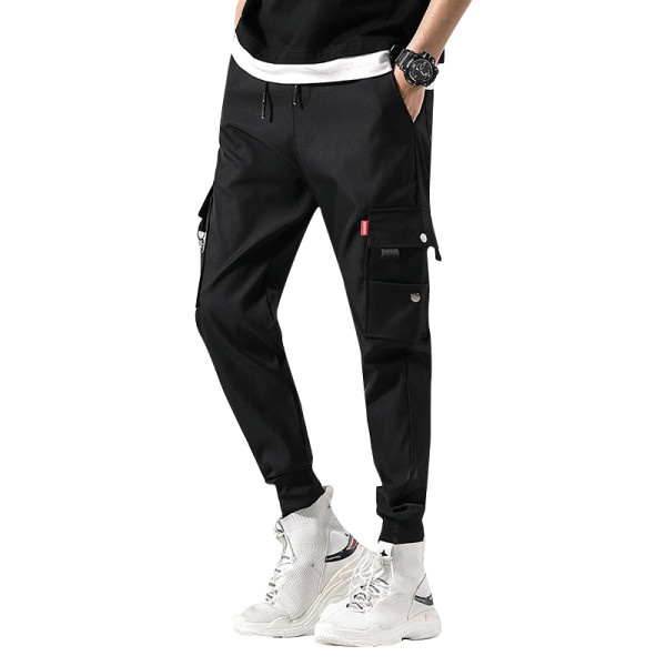 Moodsad lipsude ja taskutega meeste püksid