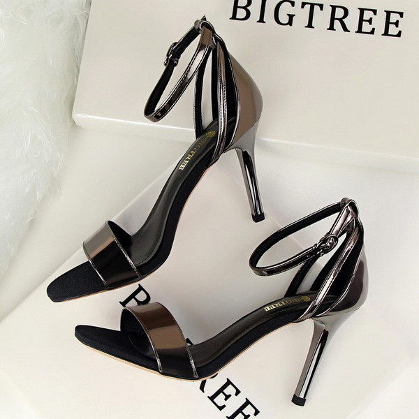 Stilīgas sieviešu lakādas augstpapēžu sandales