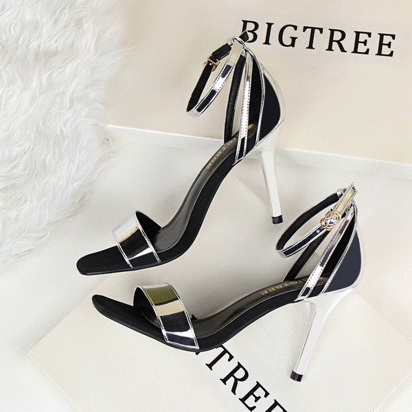 Stilīgas sieviešu lakādas augstpapēžu sandales