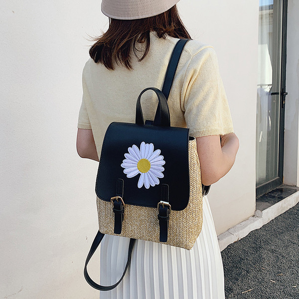 Stilīga sieviešu mugursoma ar ziedu elementu