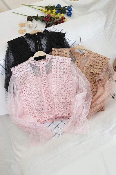 Cămașă scurtă de damă cu decolteu oval, dantelă și tul