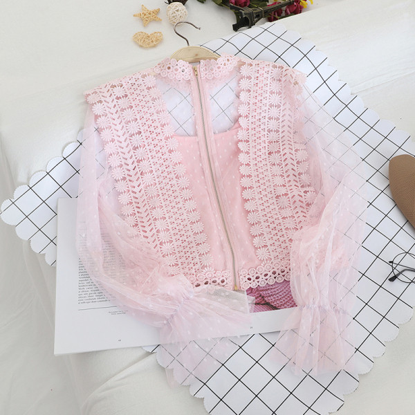 Cămașă scurtă de damă cu decolteu oval, dantelă și tul