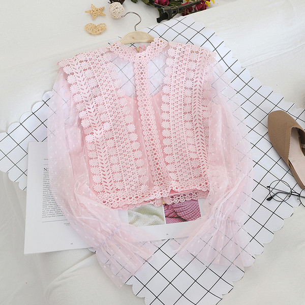 Cămașă scurtă de damă cu decolteu oval, dantelă și tul