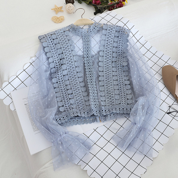 Cămașă scurtă de damă cu decolteu oval, dantelă și tul