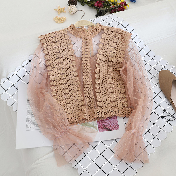 Cămașă scurtă de damă cu decolteu oval, dantelă și tul