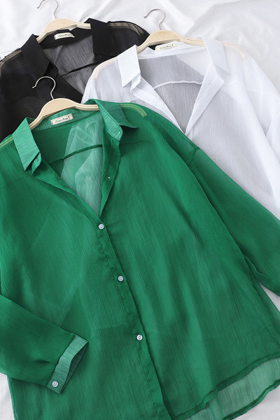 Vienkārša modeļa sieviešu krekls ar garām piedurknēm un pogām