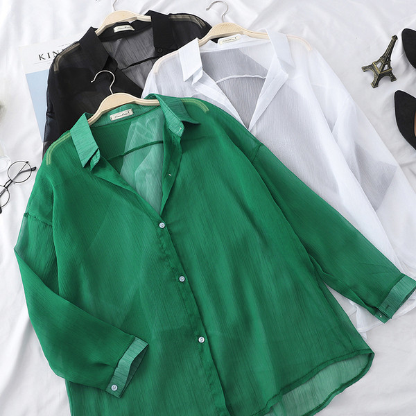 Vienkārša modeļa sieviešu krekls ar garām piedurknēm un pogām