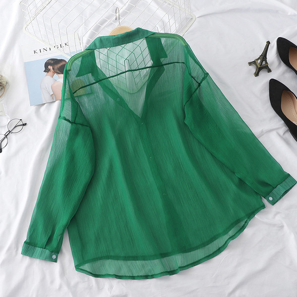 Vienkārša modeļa sieviešu krekls ar garām piedurknēm un pogām