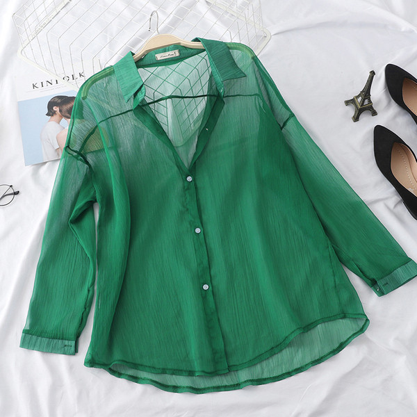 Vienkārša modeļa sieviešu krekls ar garām piedurknēm un pogām