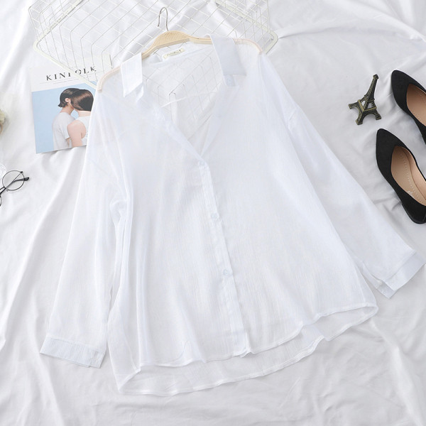 Vienkārša modeļa sieviešu krekls ar garām piedurknēm un pogām