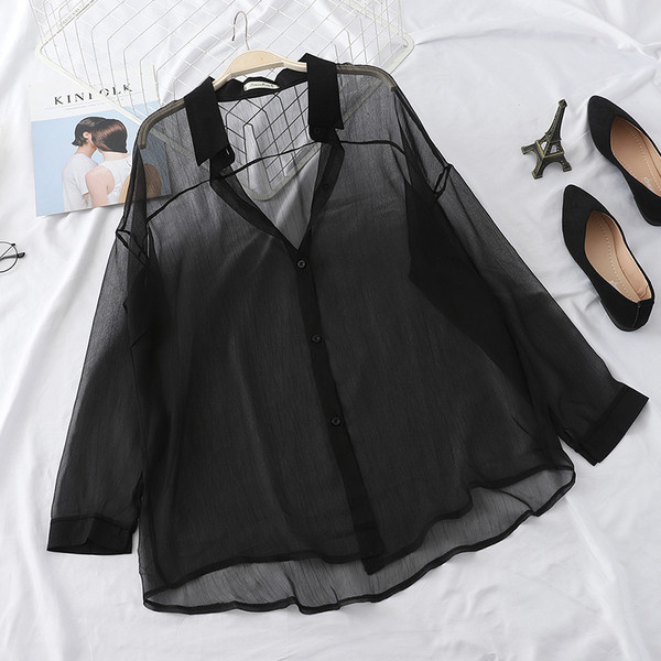 Vienkārša modeļa sieviešu krekls ar garām piedurknēm un pogām