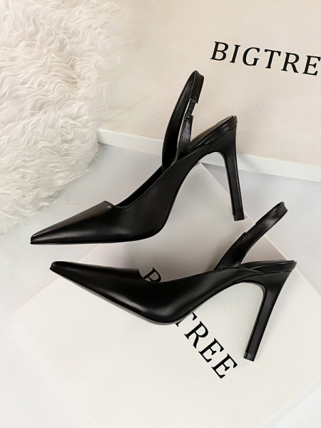 Sieviešu ādas sandales ar elastīgu siksnu - divi modeļi