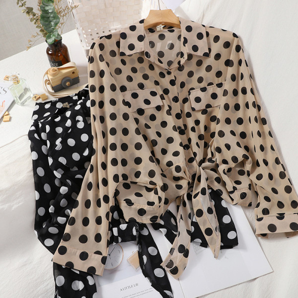 Moderns sieviešu krekls ar klasisku apkakli, garām piedurknēm un saitēm