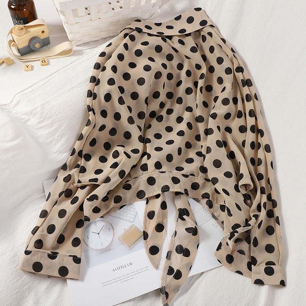 Moderns sieviešu krekls ar klasisku apkakli, garām piedurknēm un saitēm