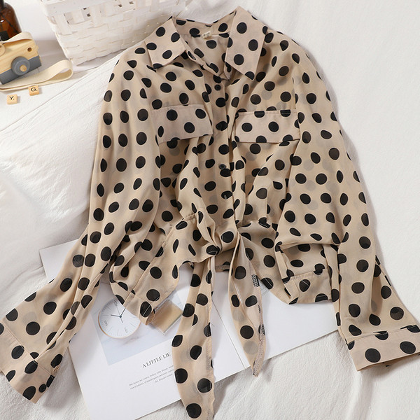 Moderns sieviešu krekls ar klasisku apkakli, garām piedurknēm un saitēm