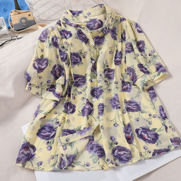 Suvine naiste särk klassikalise krae, lühikeste varrukate ja lillelise mustriga