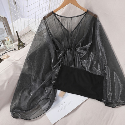 Caurspīdīgs sieviešu krekla piegriezuma modelis ar hologrāfisku efektu un krūtīm