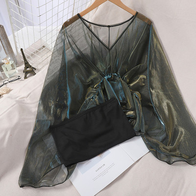 Caurspīdīgs sieviešu krekla piegriezuma modelis ar hologrāfisku efektu un krūtīm