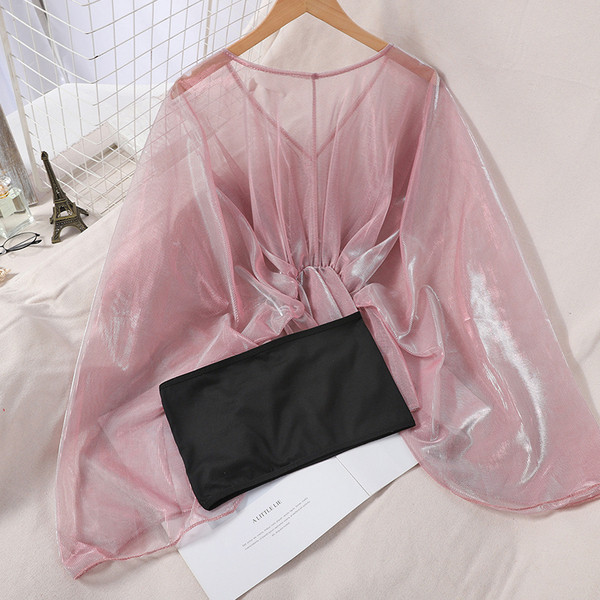 Caurspīdīgs sieviešu krekla piegriezuma modelis ar hologrāfisku efektu un krūtīm