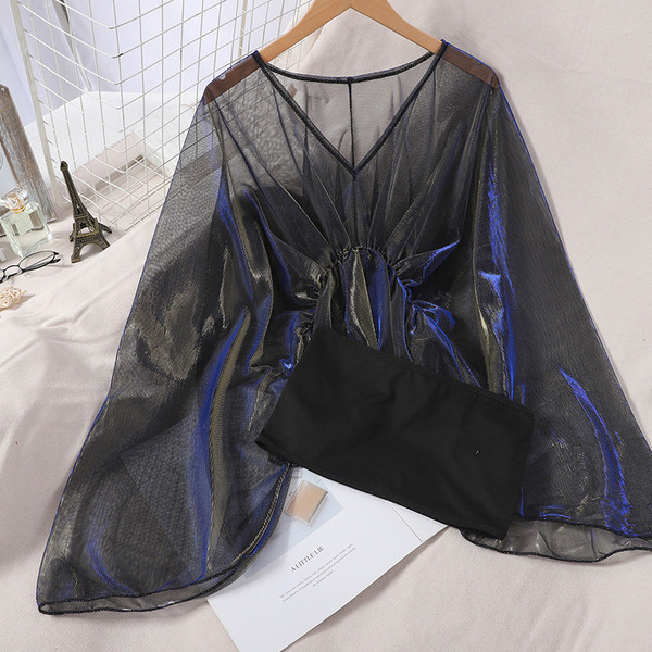 Caurspīdīgs sieviešu krekla piegriezuma modelis ar hologrāfisku efektu un krūtīm