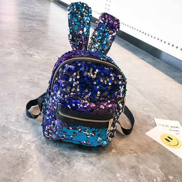 Aktuālā sieviešu mugursoma ar fliteriem ar 3D elementiem